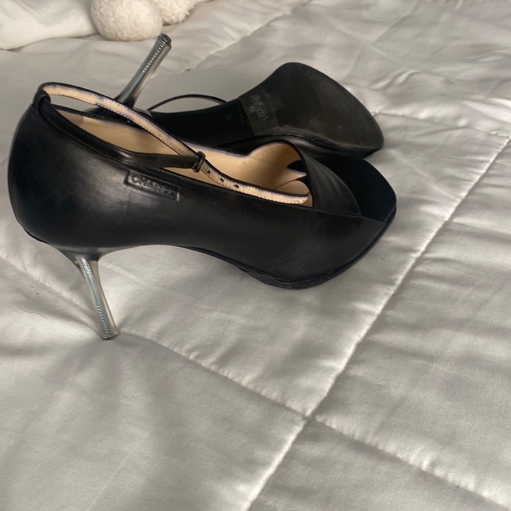 Chanel. As is. Need to fix the heel. Please refer to pictures